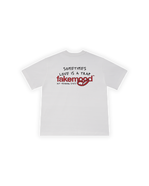 UNISEX OVERSIZE LOVE IS A TRAP BASKILI TİŞÖRT - BEYAZ